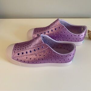 Native Jefferson Bling Purple Shimmer Kids Shoes size J2 New With Tags